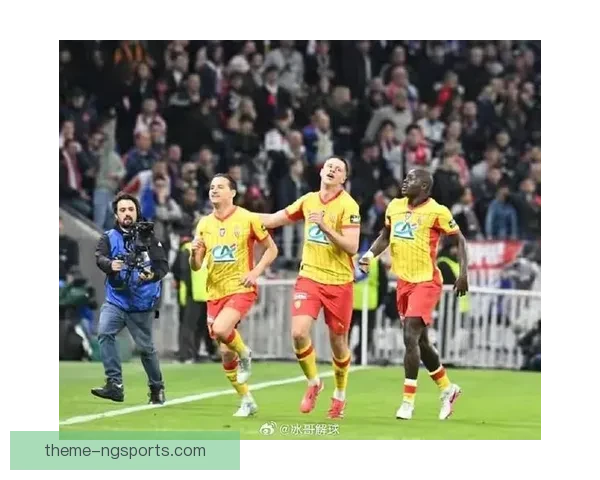 欧洲豪门激战升级，足坛巨星转会引发新赛季热潮